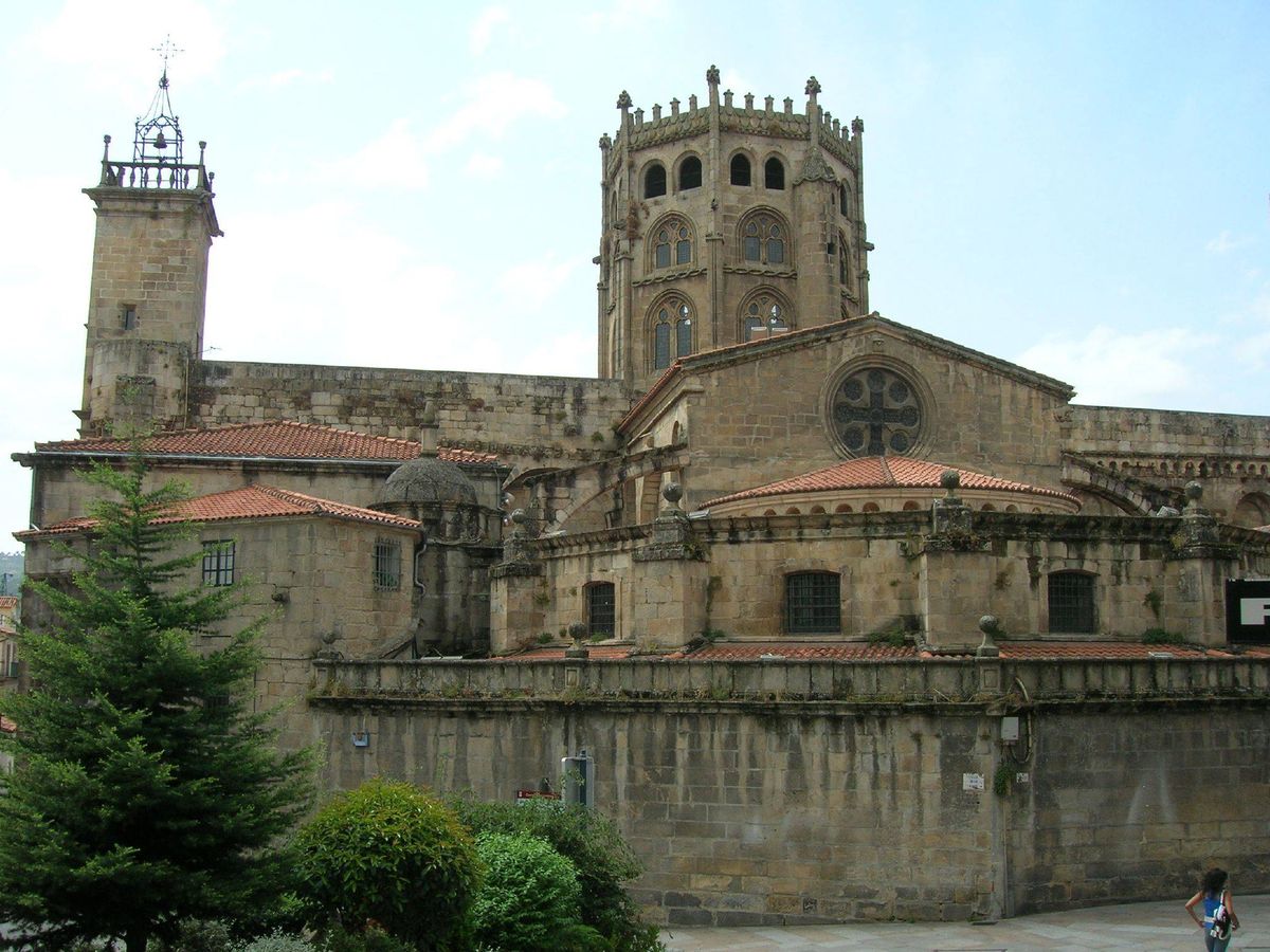 Foto: Fachada exterior de la Catedral de Ourense que honra la figura de San Martín