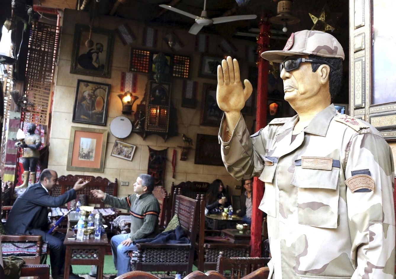 Una estatua del Presidente Al Sisi en una cafetería de El Cairo, en enero de 2016 (Reuters)
