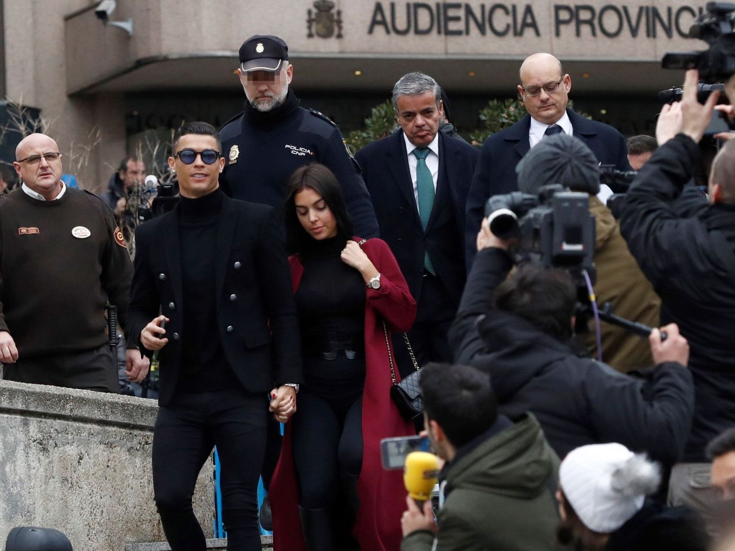 Cristiano Ronaldo, junto a Georgina Rodríguez, a la salida de la Audiencia Provincial de Madrid. (EFE)
