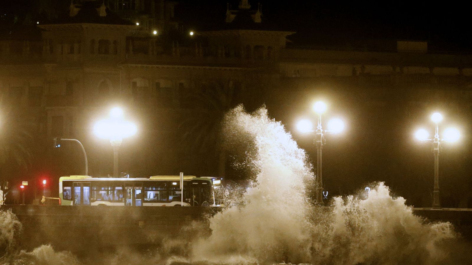 Foto: Una gran ola rompe contra el puente de Santa Catalina de San Sebastián (Efe)
