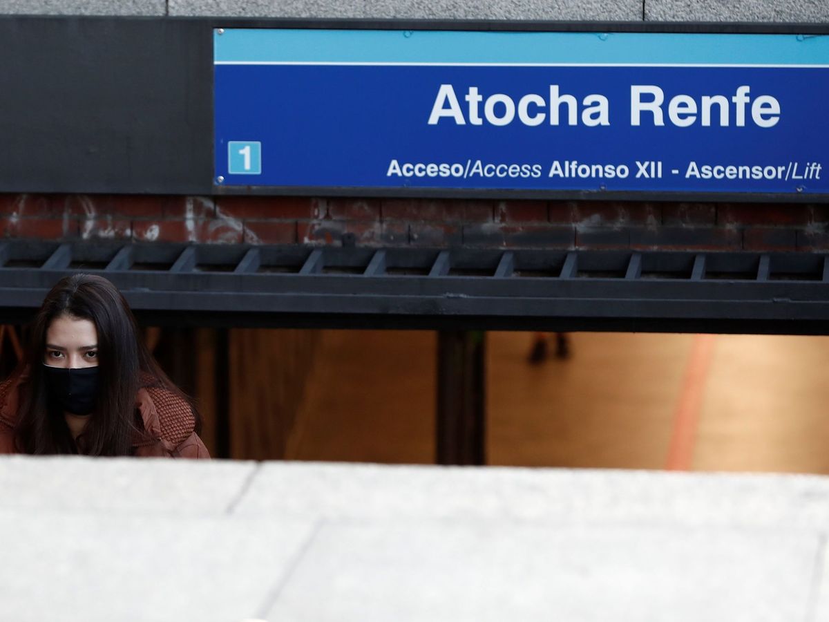 Foto: Una mujer sale de la estación de Metro de Atocha Renfe (EFE)