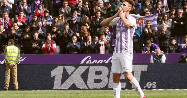 Foto: Borja despidiéndose de la afición del Valladolid en su retirada. (EFE)