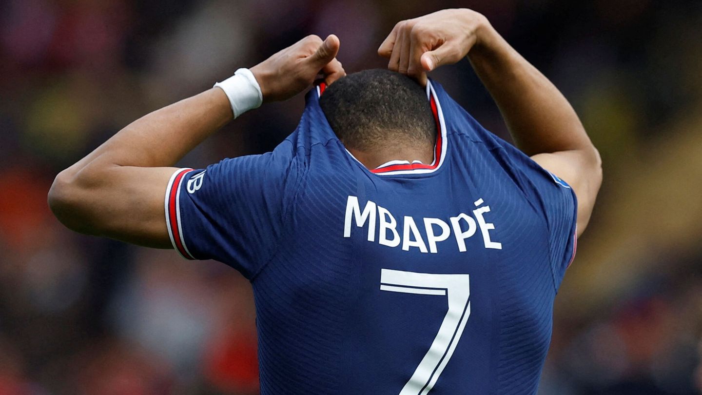 Mbappé se quita la camiseta del Paris Saint-Germain tras un partido