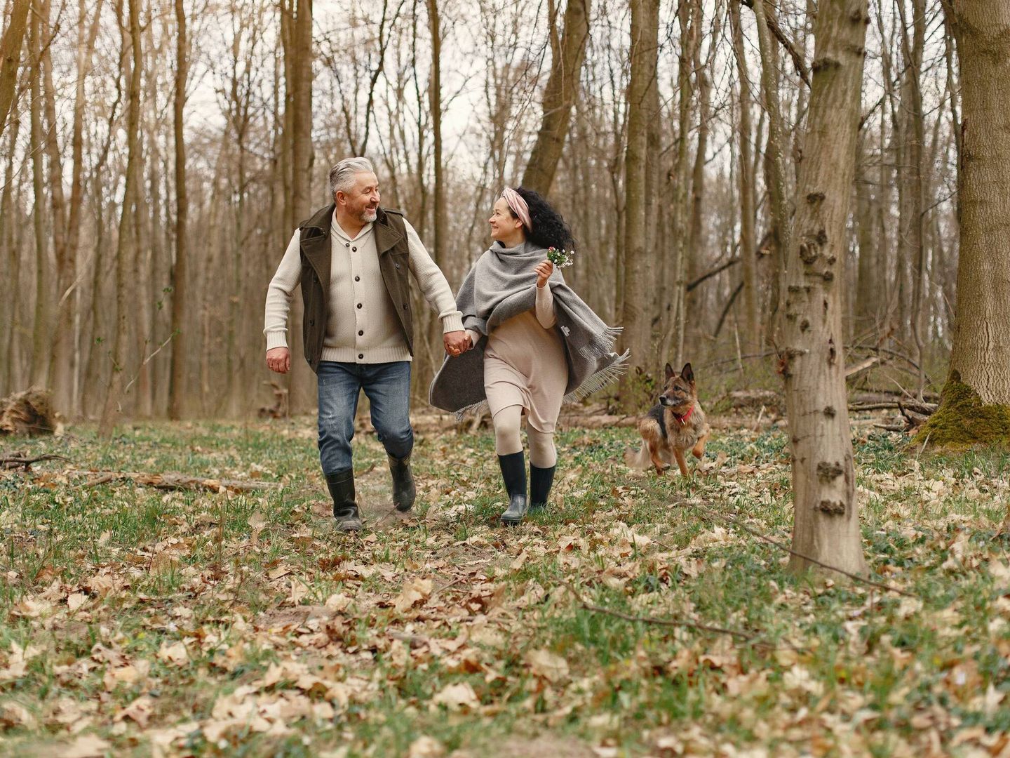 Las personas mayores que dan menos de 2.000 pasos al día tienen tres veces más probabilidades de sufrir un ataque al corazón o un derrame cerebral. (Pexels)