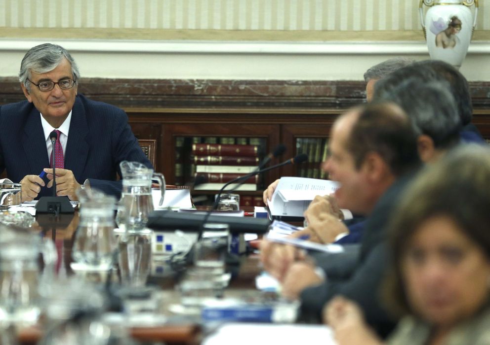 Foto: El fiscal general del Estado, Eduardo Torres-Dulce (i), al inicio de la reunión de la Junta de Fiscales de Sala. (EFE)