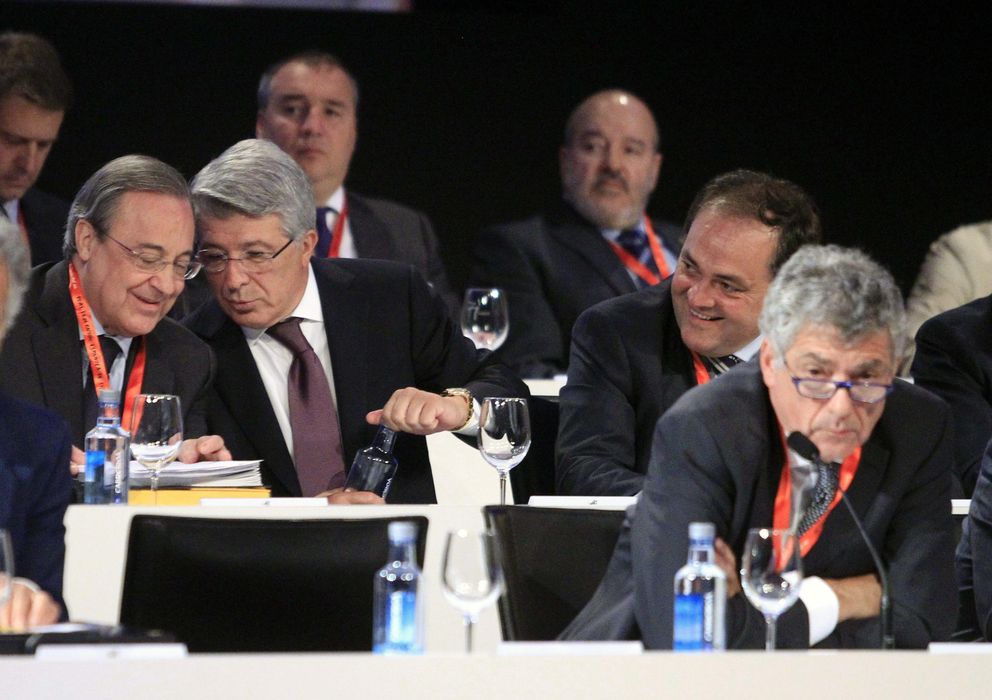Foto: Villar, con Florentino, Cerezoy Aperribay detrás, en una Asamblea de la Federación (Efe)