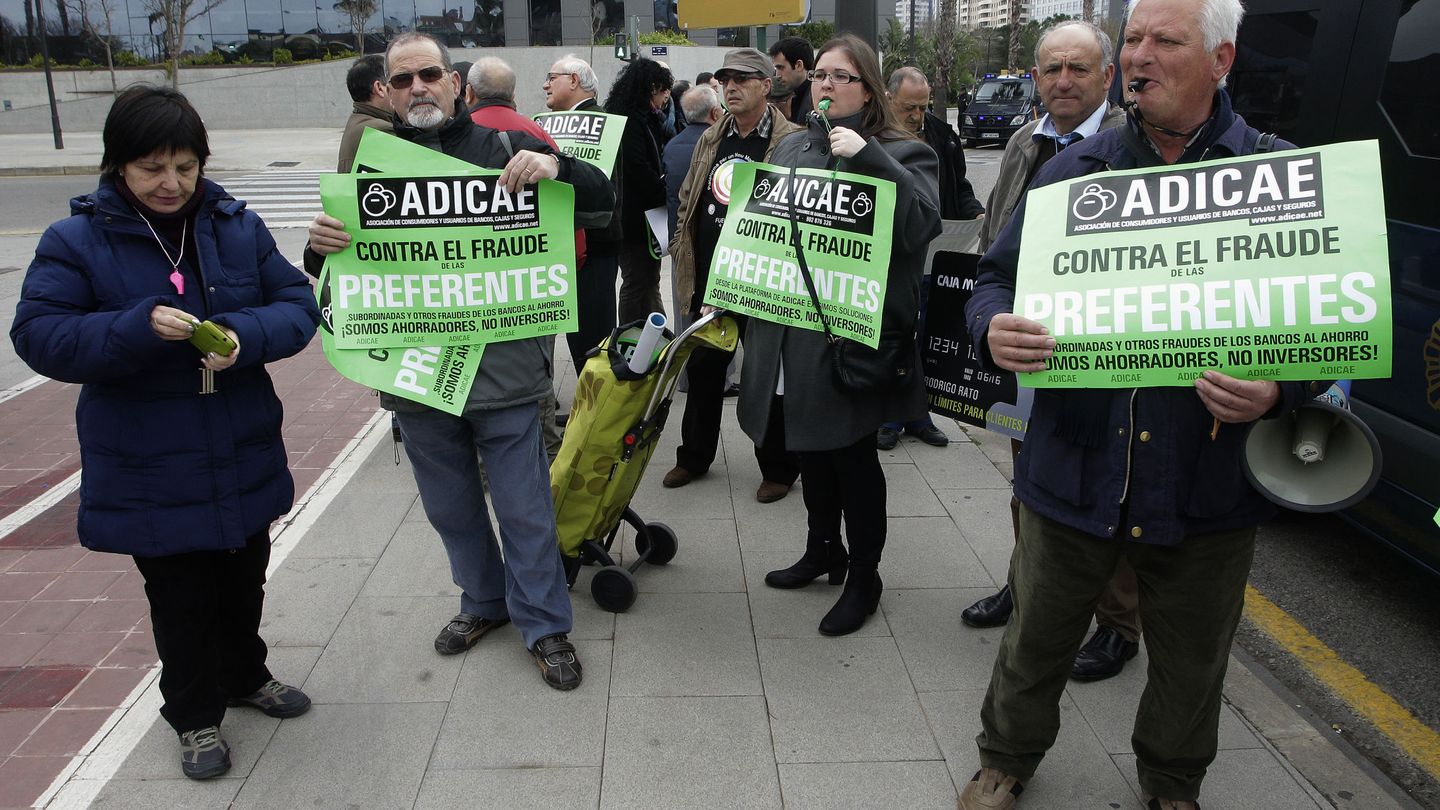 Protesta de asociados de Adicae a las puertas del Palacio de Congresos de Valencia que alberga la junta de Bankia. (EFE)