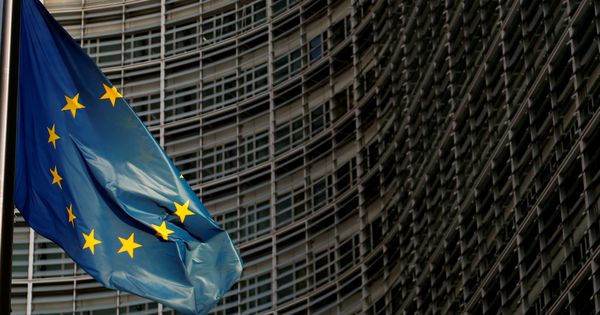 Foto: Bandera de la UE frente a la sede de la Comisión Europea. (Reuters)