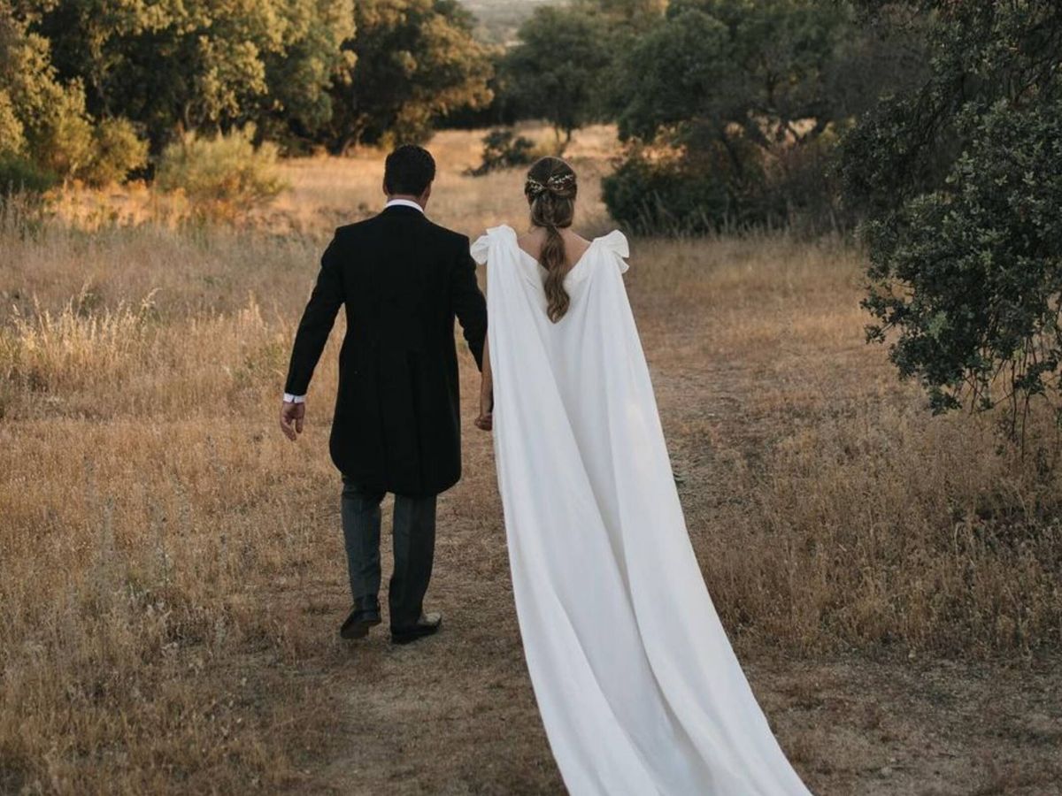 Foto: Un vestido de novia con capa. (Instagram/ @lalacoatelier)