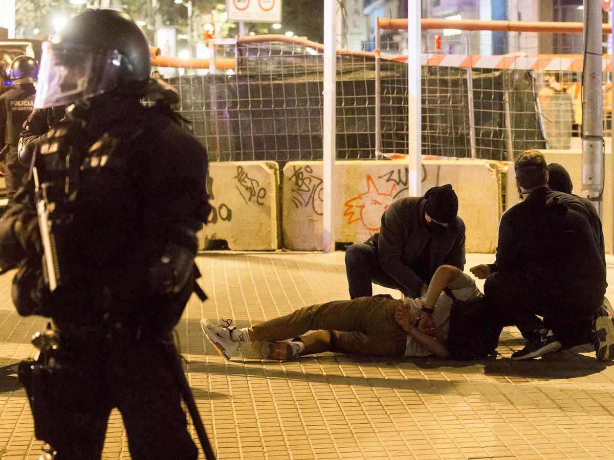 Foto: Los Mossos detienen a un manifestante de los CDR en una imagen de archivo. (EFE/García)