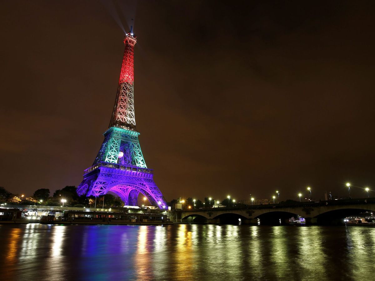 Foto: La Torre Eiffel, iluminada con los colores del arcoíris. (EFE)