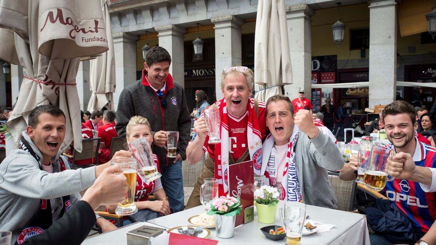 Aficionados del Bayern en la Plaza Mayor de Madrid. (EFE)