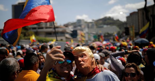 Foto: Un hombre con una máscara de Trump durante una marcha contra el Gobierno de Nicolás Maduro en Caracas. (Reuters)