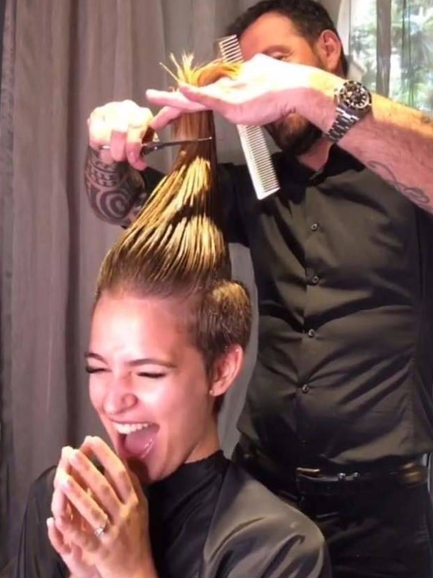 Laura Escanes durante su drástico corte de pelo. (Instagram)