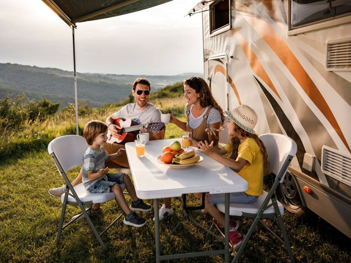 Foto: Mesas de camping portátiles para disfrutar al aire libre (iStock)