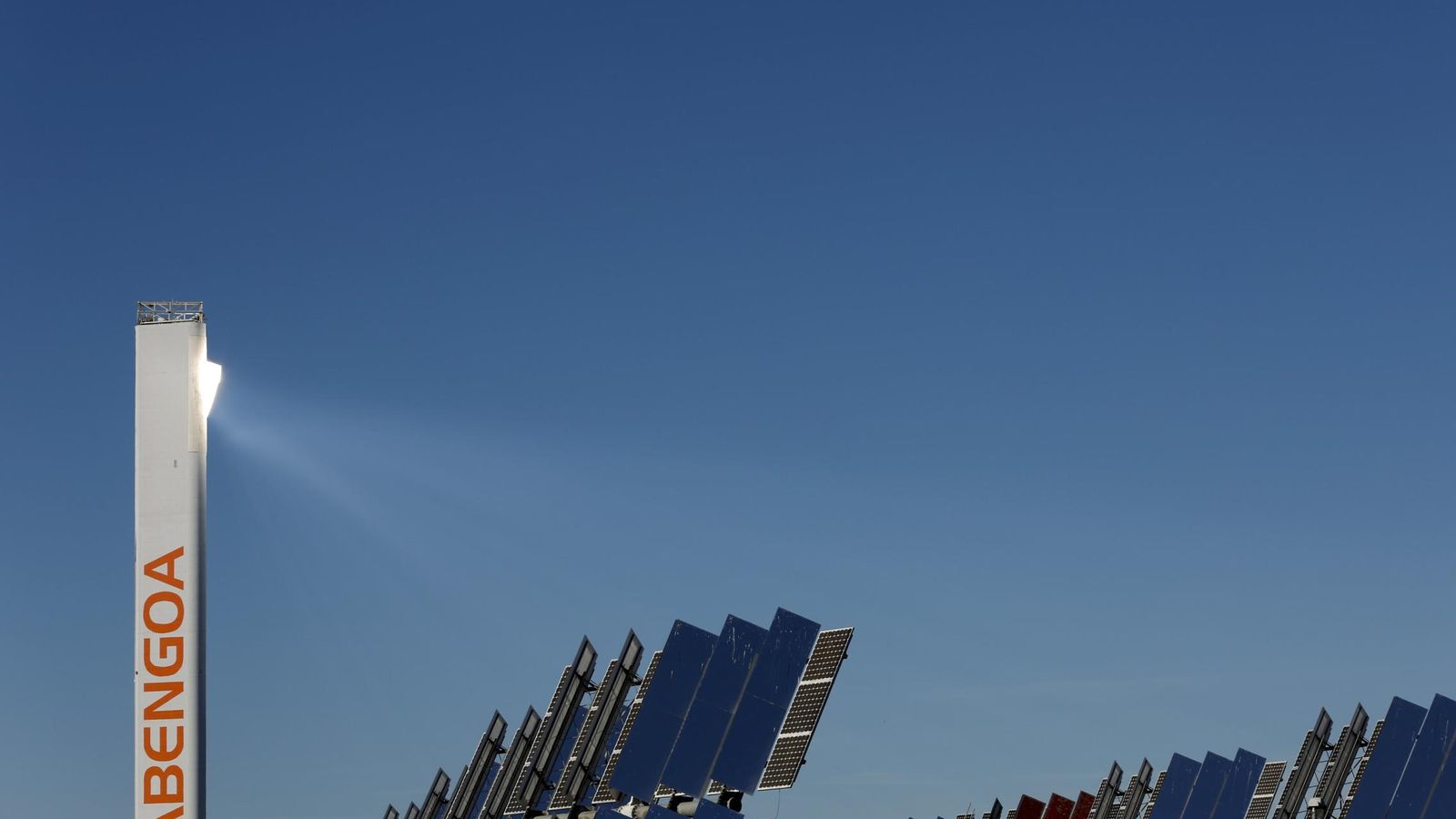 Foto: Torre de la planta solar de Abengoa en Sanlúcar la Mayor. (Reuters)