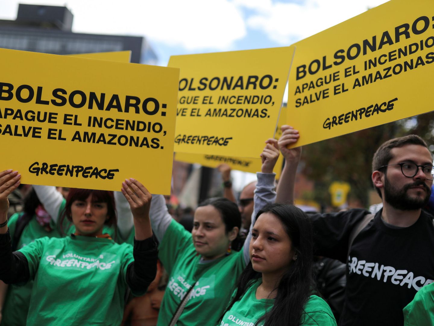 Protestas de Greenpeace contra Bolsonaro en Bogotá, Colombia. (Reuters)
