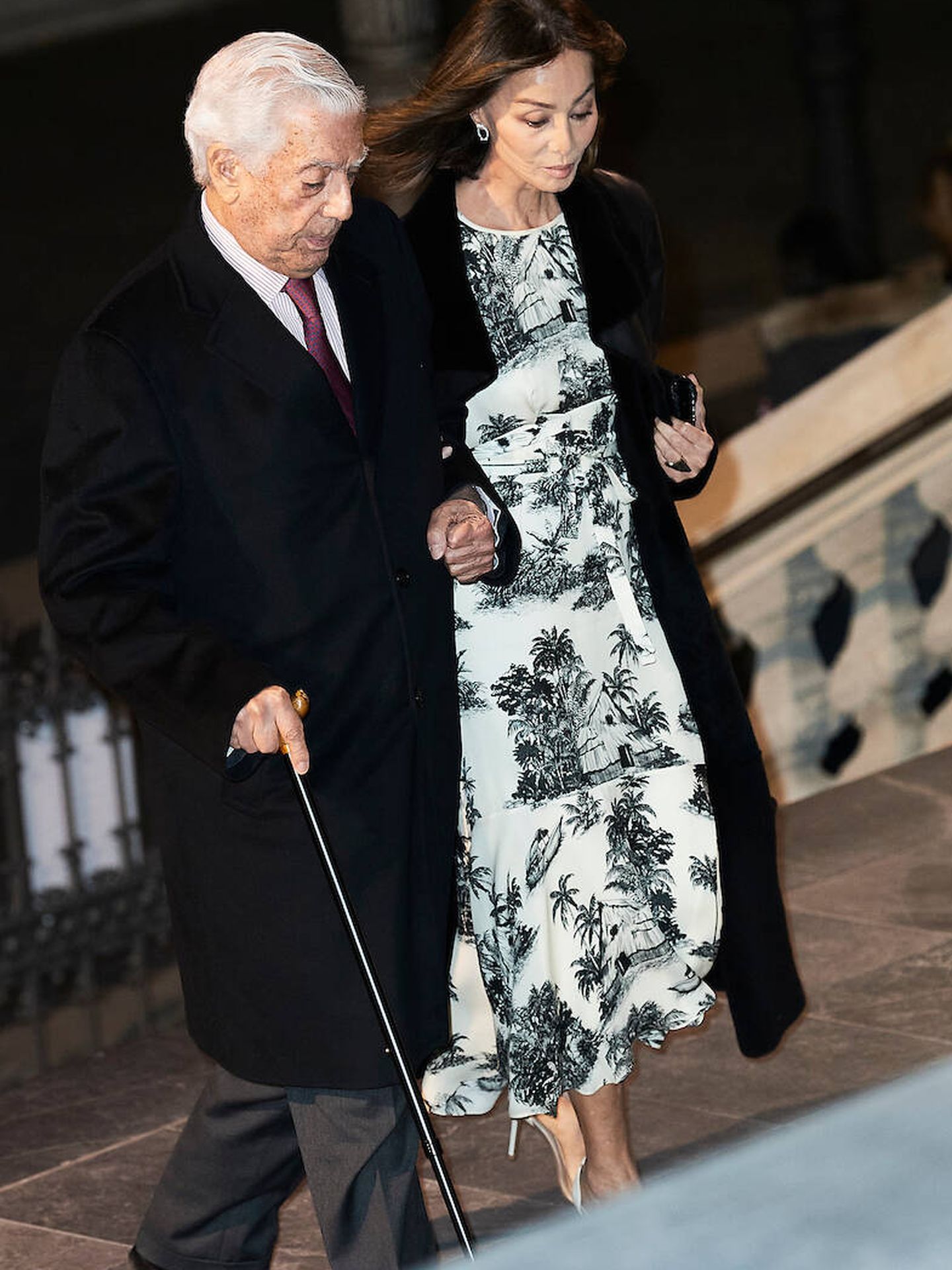 Isabel llegando junto a su entonces pareja, Mario Vargas Llosa, al funeral de Plácido Arango. (LP)