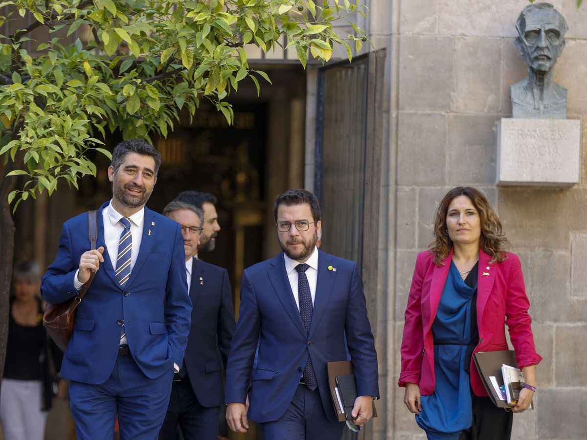 Foto: El presidente de la Generaliat, Pere Aragonès (c), junto a su vicepresidente, Jordi Puigneró (i), y la consellera de la Presidencia, Laura Vilagrà (d). (EFE/Toni Albir)