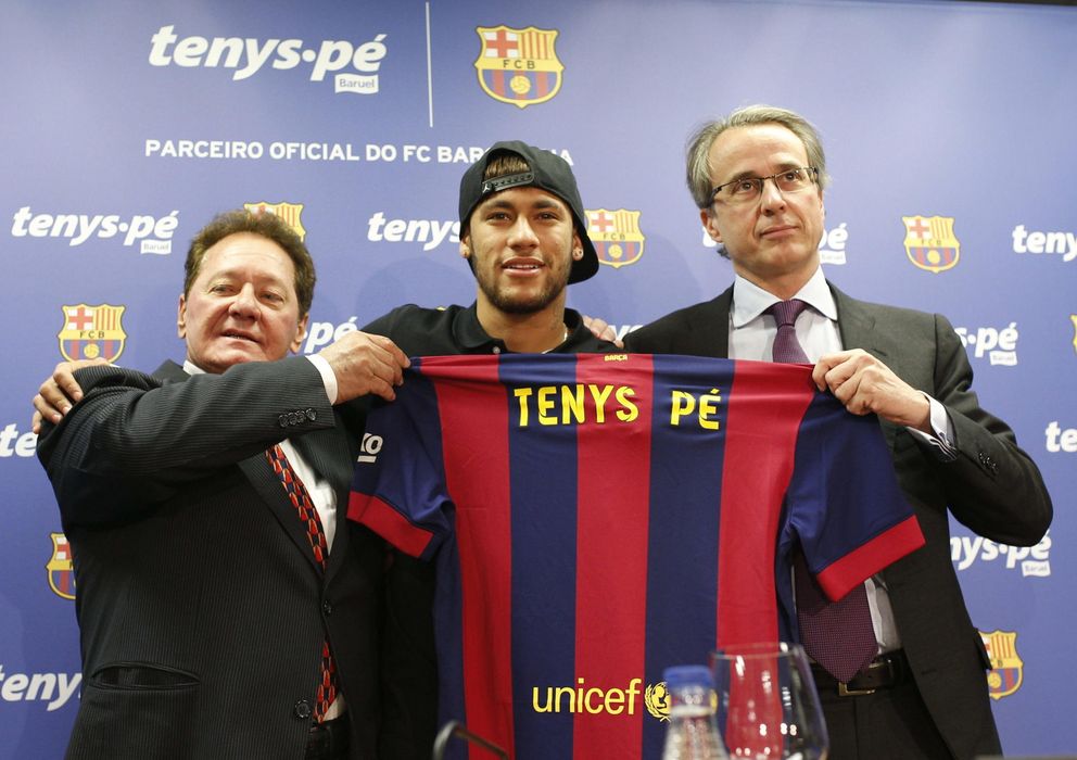 Foto: Neymar, con Faus (d) en un acto de patrocinio del Barcelona (EFE).