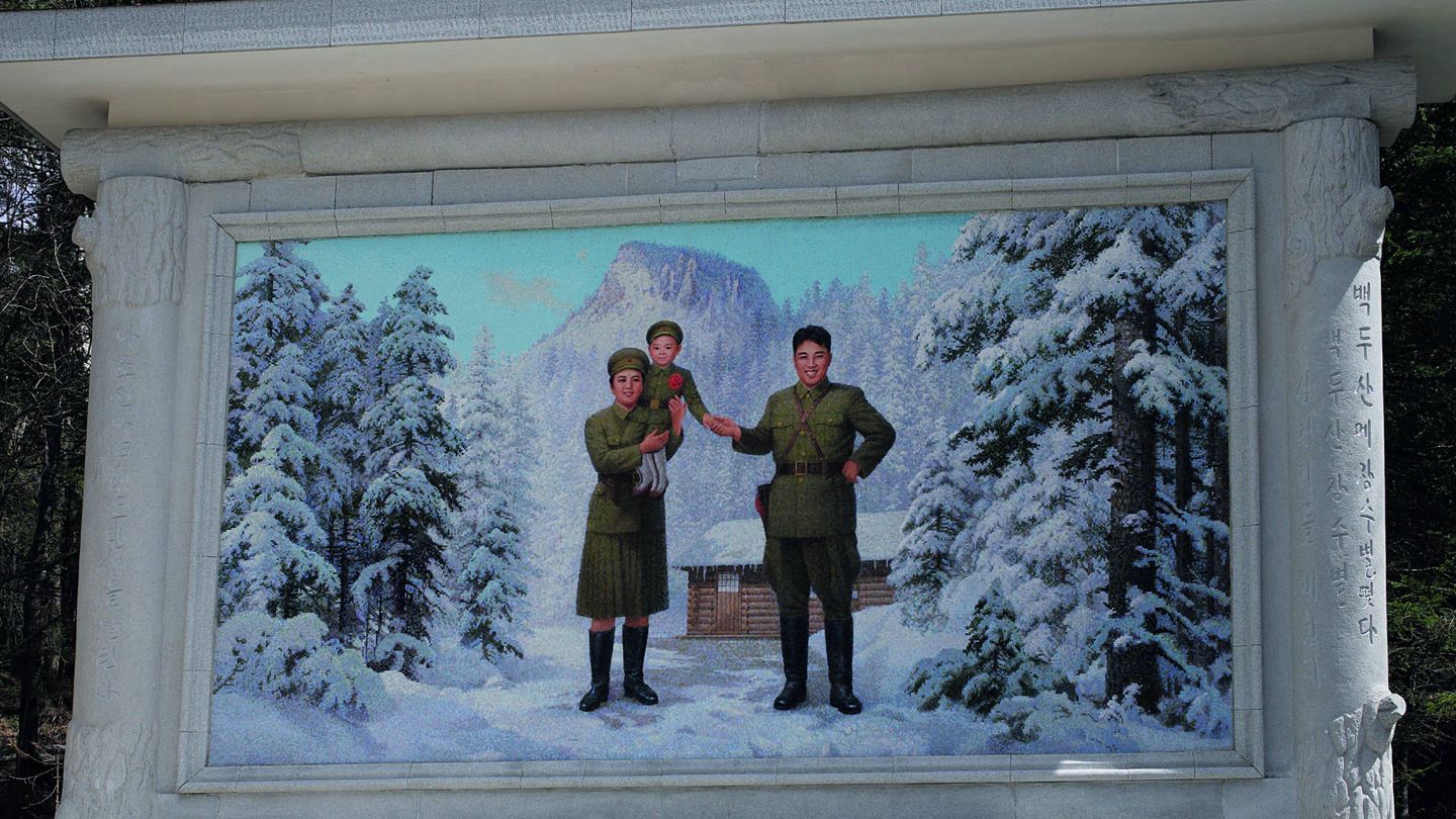 Kim Jong Sung, su mujer y su hijo en el Monte Paektu