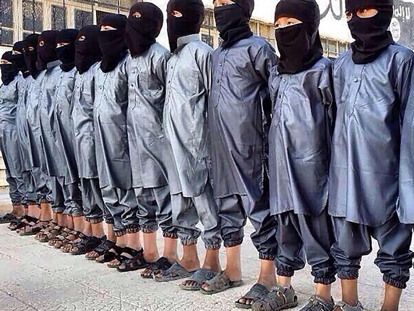 Niños uzbekos reclutados por el Estado Islámico en una imagen distribuida por ISIS News Media, Siria.