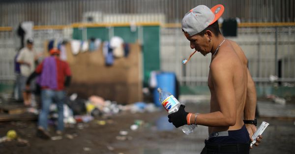 Foto: Un inmigrante de la caravana de centroamericanos se lava los dientes en un refugio temporal en Tijuana, el 28 de noviembre de 2018. (Reuters)