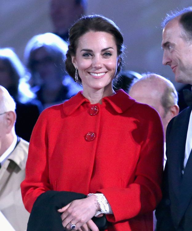 Foto: La duquesa de Cambridge con su chaqueta roja de Zara
