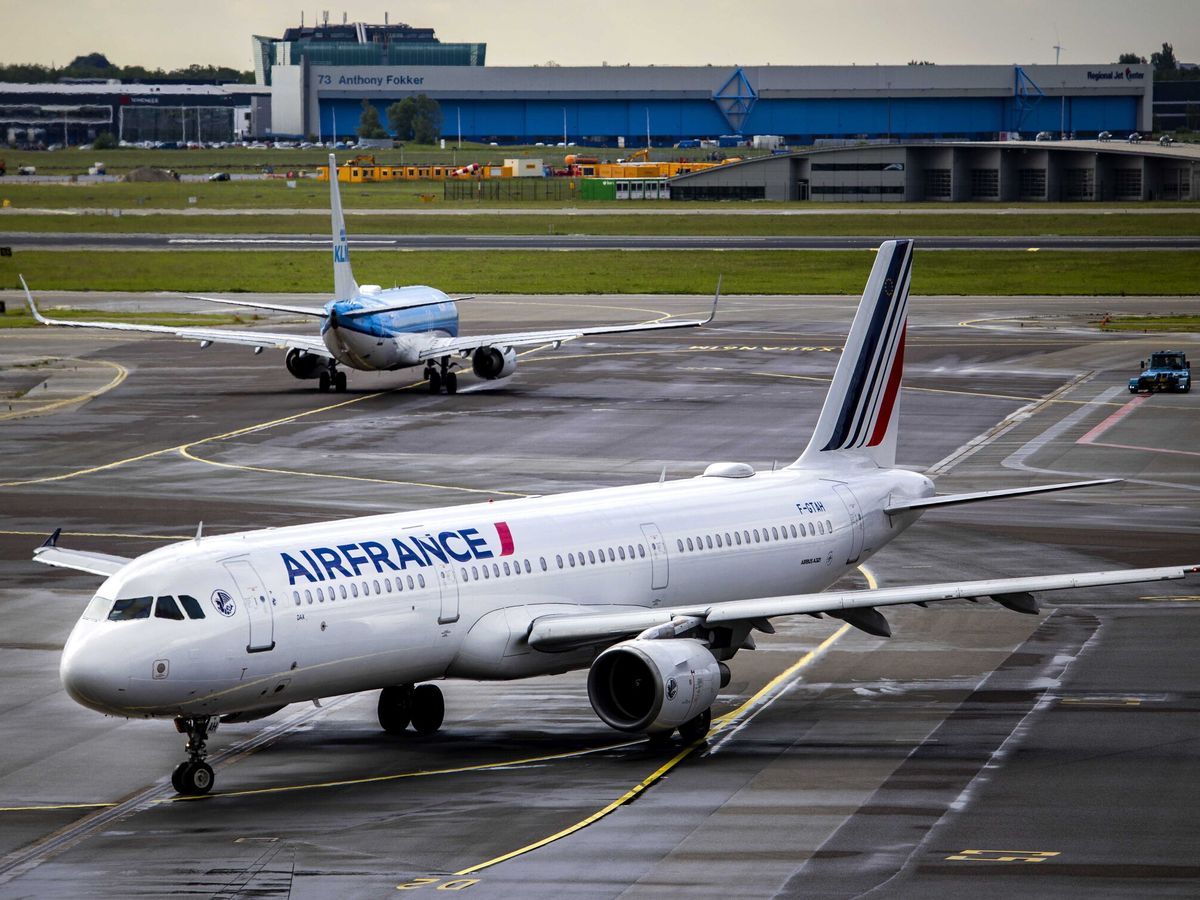 Foto: Avión de Air France en el aeropuerto de Ámsterdam. (EFE/Ramon Van Flymen) 