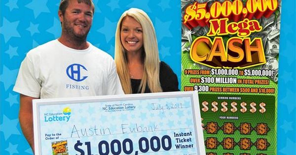 Foto: Austin Eubank y su esposa Margaret, en el momento de recibir el cheque por valor de un millón de dólares (Foto: NC Lottery)