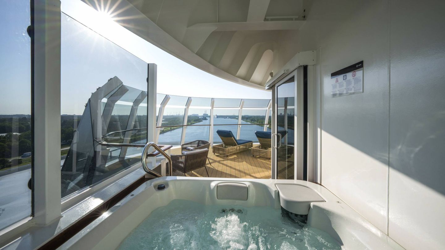 Los pasajeros de MSC Yatch Club pueden relajarse en el solárium con piscina y las bañeras de hidromasaje, exclusivas para ellos. (Foto: cortesía)