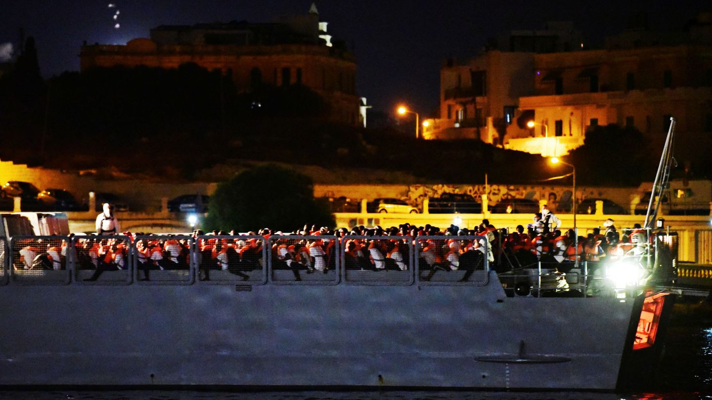 Migrantes rescatados desembarcan en Malta en la noche de este viernes. (EFE)