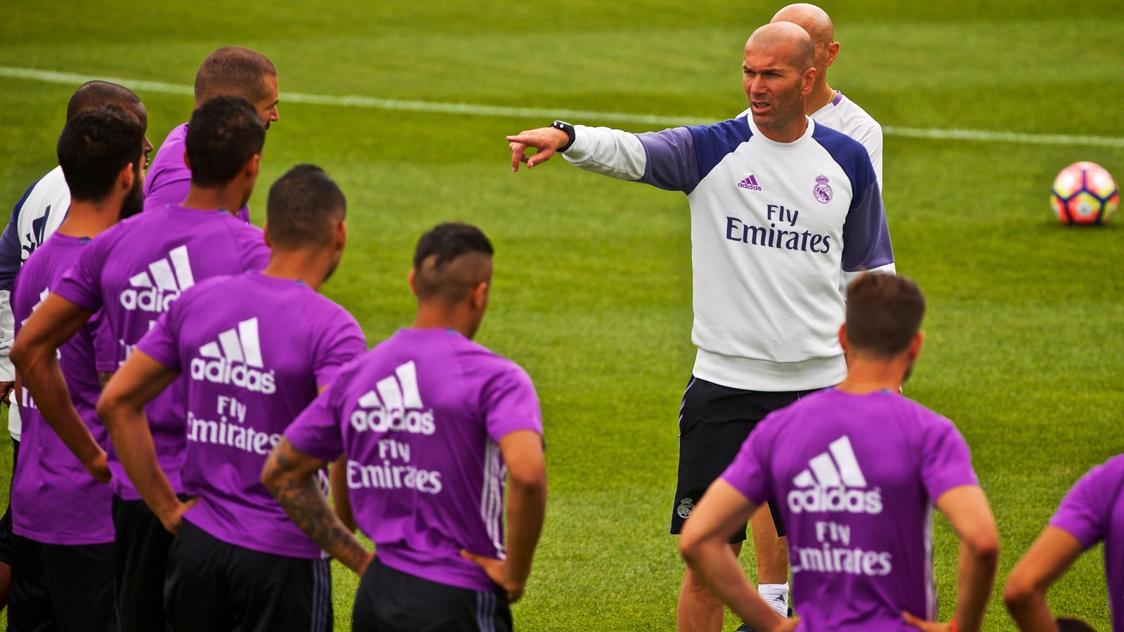 Foto: Zidane da instrucciones a sus jugadores durante un entrenamiento de pretemporada (EFE)