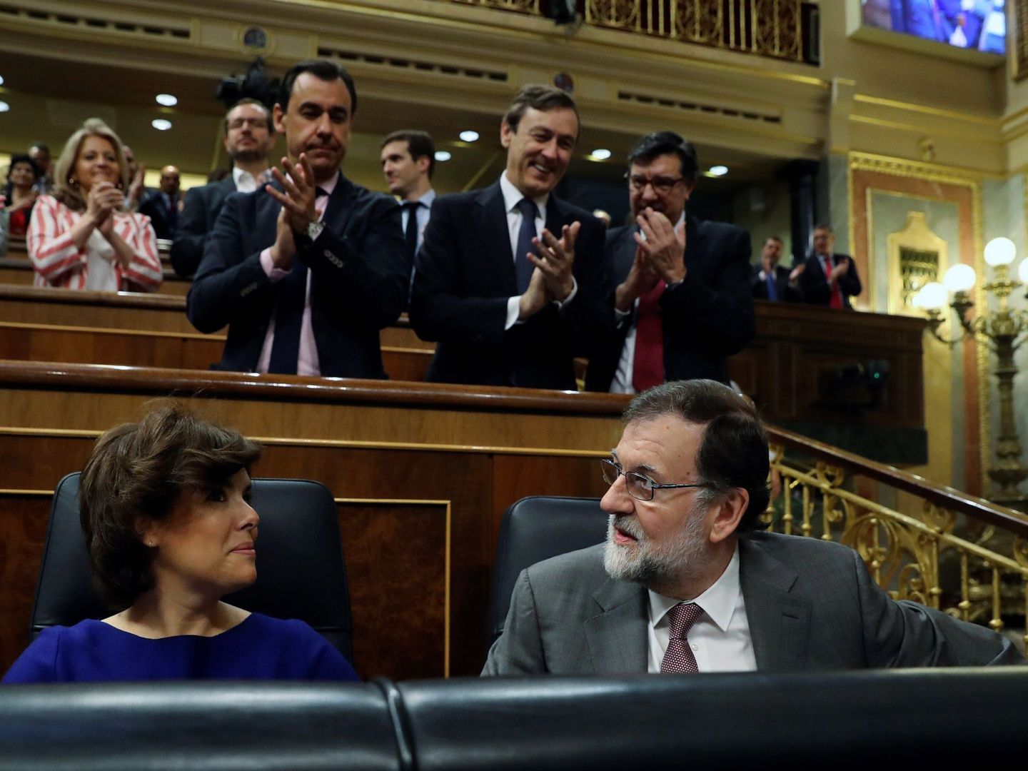 Rajoy recibe los aplausos del PP. (EFE)