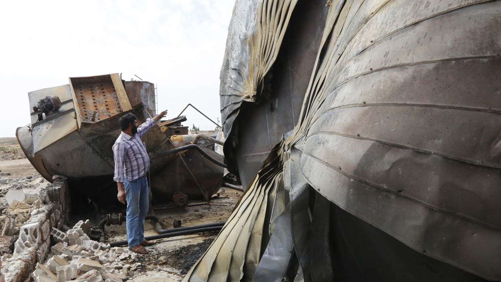 Foto: Una refinería de petróleo destruida durante un ataque contra el ISIS (Reuters)