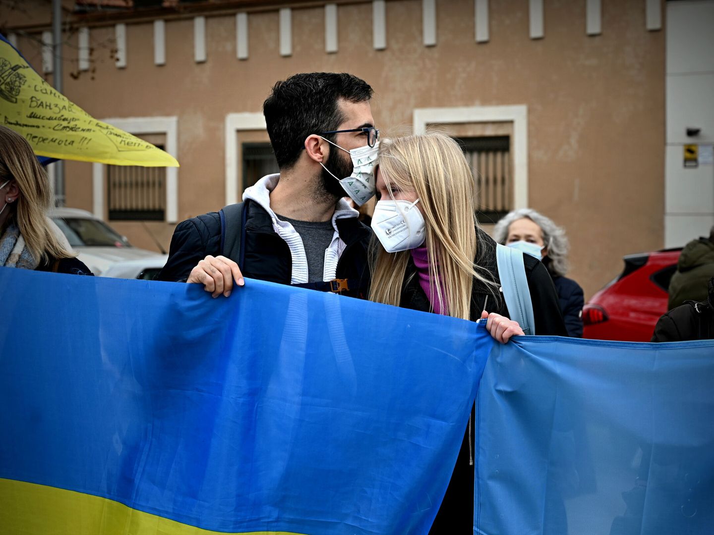 Una pareja en la manifestación de Madrid. (EFE/Fernando Villar)