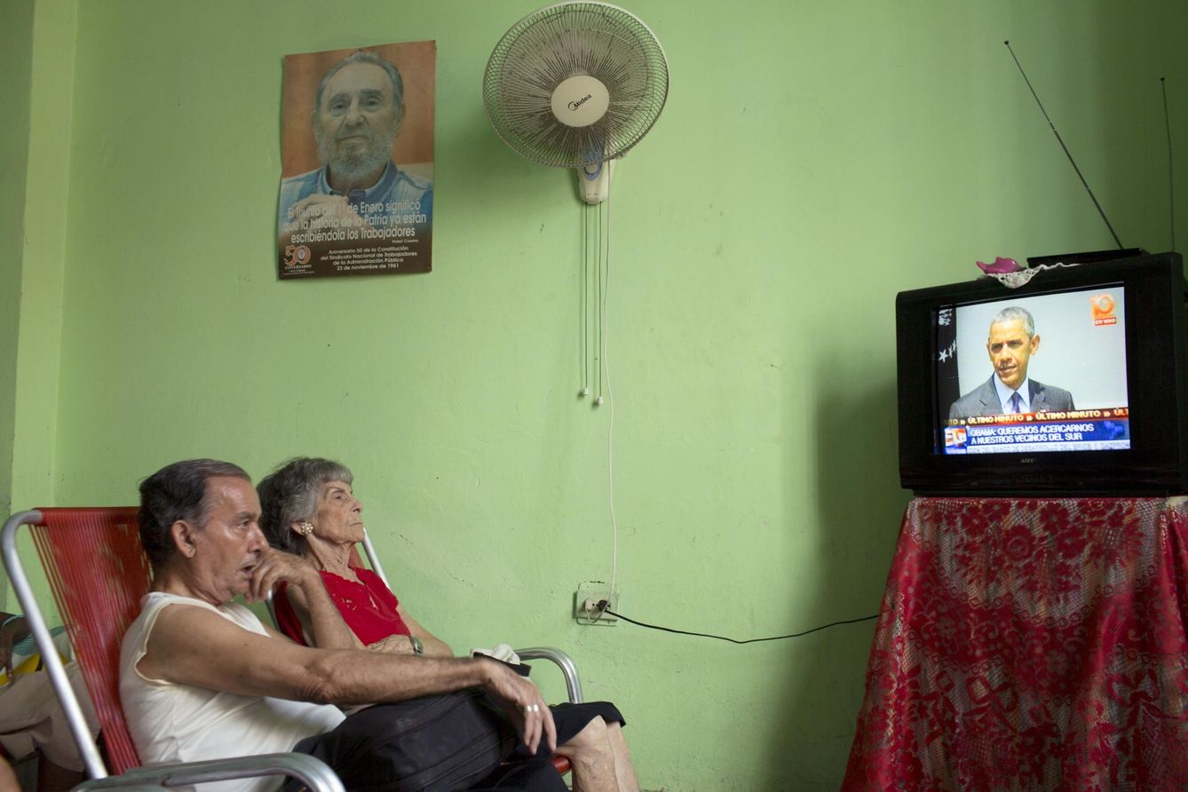 Dos jubilados cubanos observan el discurso de Obama sobre Cuba en la residencia Eterna Juventud en La Habana, el 1 de julio de 2015 (Reuters)