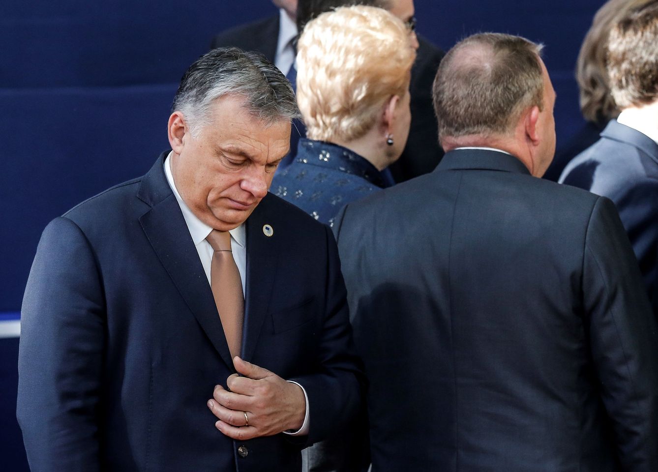 El primer ministro húngaro, Viktor Orban, se prepara para posar en la foto de familia de una cumbre del Consejo Europeo. (EFE)