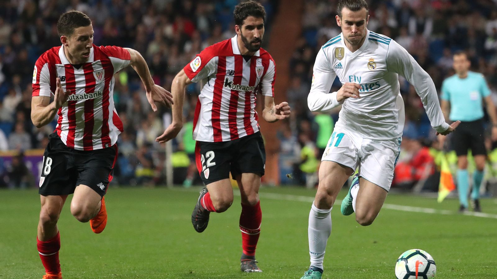 Foto: Gareth Bale pelea un balón con Raúl García y De Marcos (Reuters)