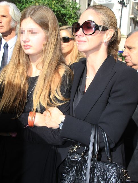 Genoveva con su hija Amina en el funeral de la duquesa (Gtres)