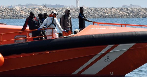 Foto: Salvamento Marítimo rescata a varias personas en el Mar de Alborán. (EFE)