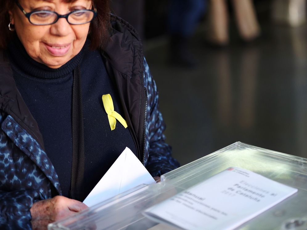 Foto: Ciudadana esperando su turno para ejercer su derecho a voto portando un lazo amarillo (EFE)