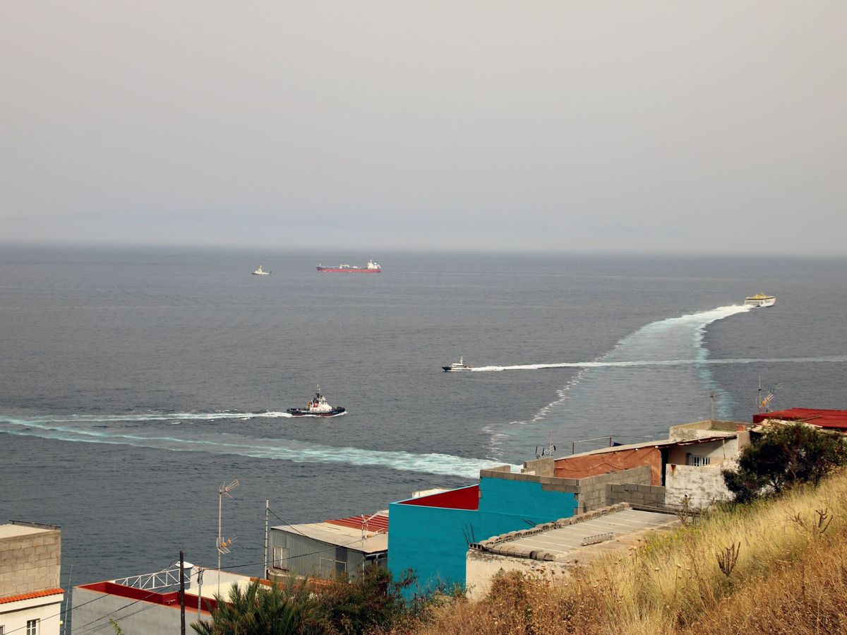 Foto: Lanchas de la Guardia Civil se acercan al buque Ángeles Alvariño. (EFE) 