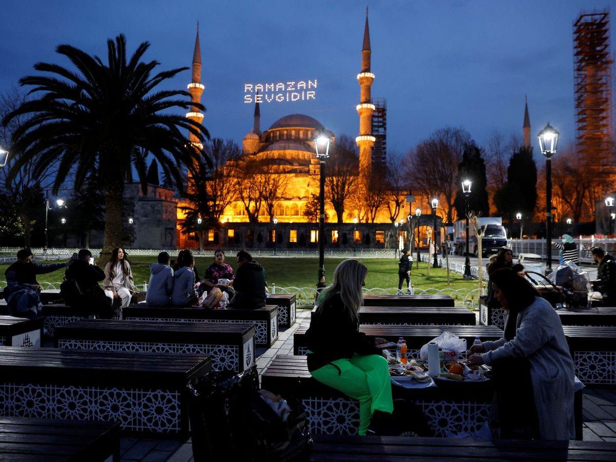 Foto: Grupos de musulmanes rompen el ayuno del Ramadán en Estambul. (Reuters)