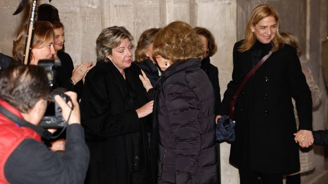 La reina Sofía y la infanta Cristina, saludando a Simoneta Gómez-Acebo. (Gtres)