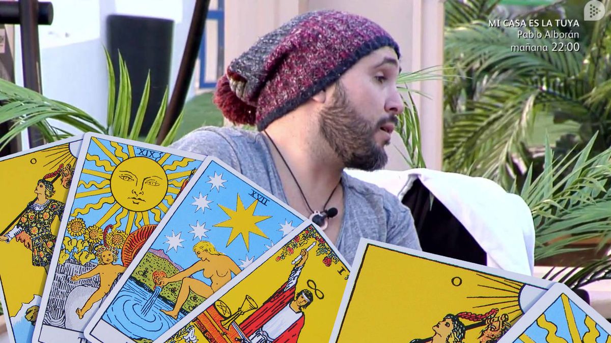 Kiko Rivera aprovecha 'GH Revolution' para descubrir su futuro con las cartas del tarot