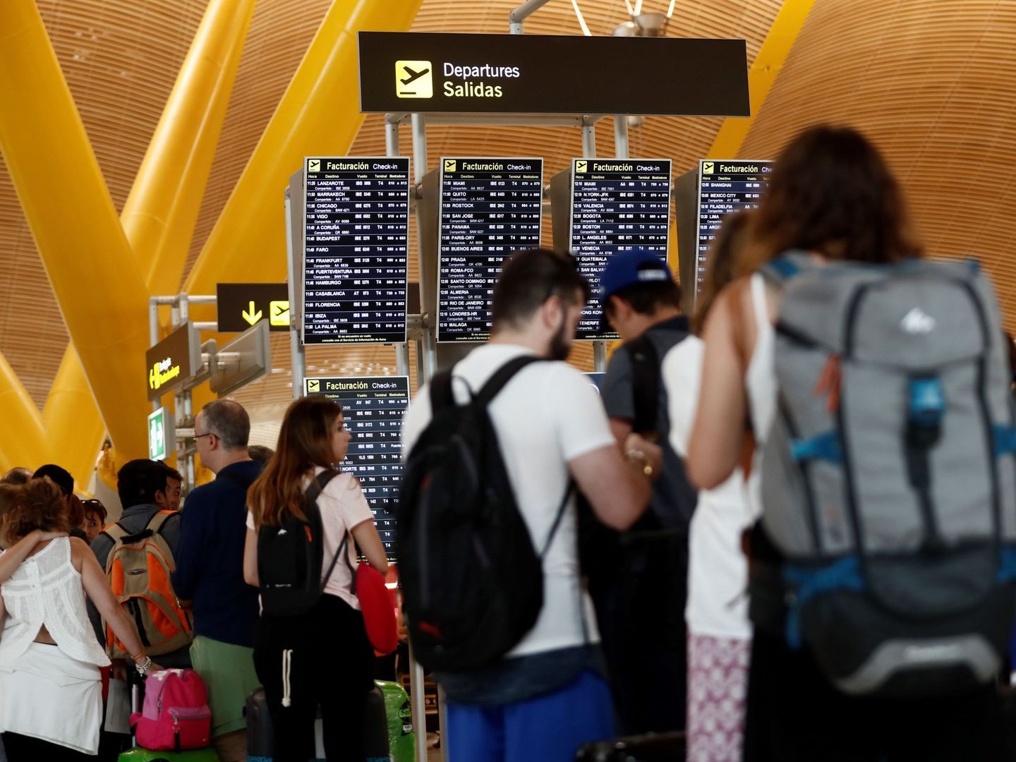 Numerosos turistas esperan en los mostradores de facturación de la T-4 en el aeropuerto madrileño Adolfo Suárez Madrid-Barajas. (EFE)