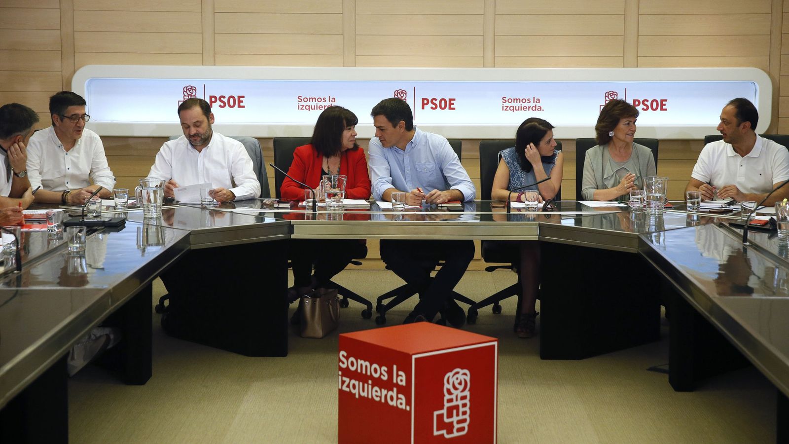 Foto: Pedro Sánchez charla con Cristina Narbona minutos antes del comienzo de la permanente de la ejecutiva federal de este 3 de julio. (EFE)