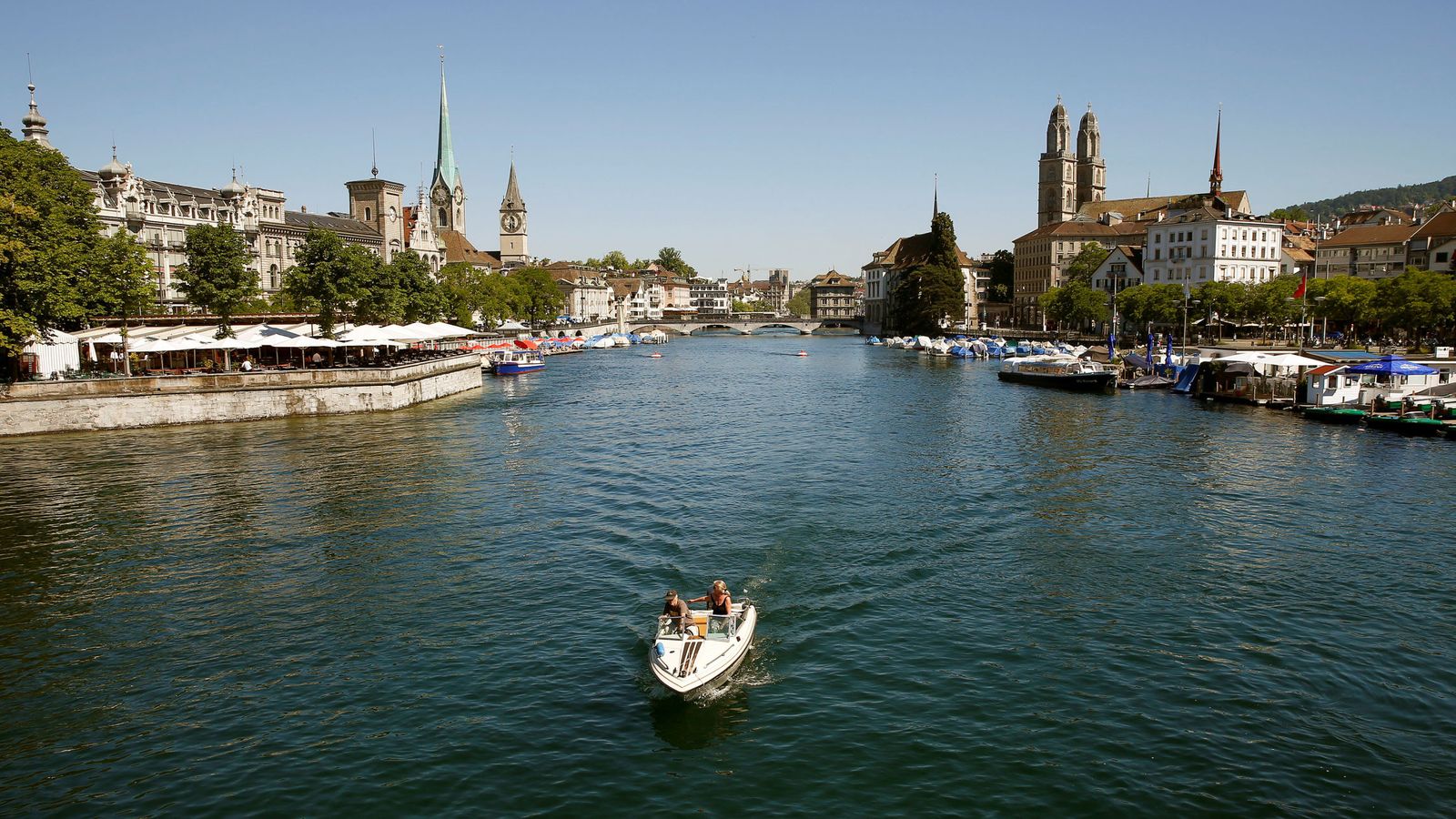 Foto: Un barco en el río Limmat, en Zúrich. (Reuters)