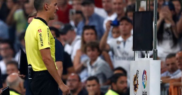 Foto: El árbitro Jaime Latre utilizó el VAR durante el Real Madrid-Leganés jugado el 1 de septiembre. (Reuters)